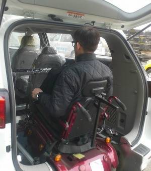 O사 차량에 키큰 성인이 탈경우 머리부분이 천장에 닿는다. ⓒ 천안시