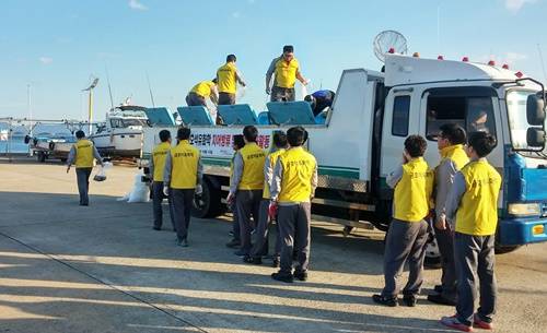 (주)금호석유화학 임직원들이 방류할 치어를 받기 위해 줄지어 서 있다. ⓒ 여수시청