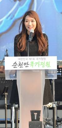 지난달 5일 순천만국가정원 선포식 행사에 참석해 인사하고 있는 미스코리아 진 이민지씨. ⓒ 순천시청