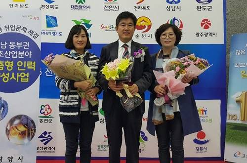14일 전국지자체 일자리 경진대회에서 우수상을 수상한 광양시 직원들이 꽃다발을 들고 있다. ⓒ 광양시청