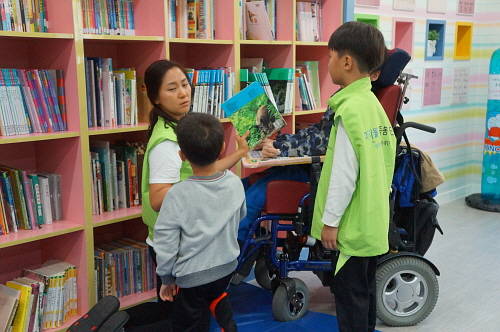 이지웰가족복지재단은 17일 경기도 광주에 위치한 한사랑마을에서 가족봉사단과 함께 중증 장애인들을 보살피고 1일 가족이 되어주는 '한지붕다가족 봉사데이' 프로그램을 진행했다. ⓒ 이지웰가족복지재단