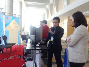 '제14회 한국고객센터 기술경영컨퍼런스'에서 아이유아이가 다이나믹스 CRM을 참가자들에게 설명하고 있다. ⓒ 아이유아이