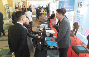 세종텔레콤이 '2015 한국고객센터 기술경영컨퍼런스'에서 임대형 멀티 컨택센터서비스로 많은 이들의 관심을 끌었다. = 김경태 기자