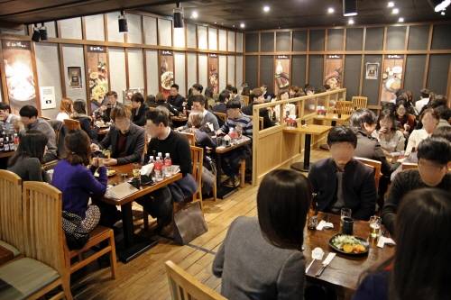 지난 2월 서울 종로구 그랑서울몰에서 열린 '발렌타인데이 in 로맨틱 그랑서울' 단체미팅 이벤트에 참가한 남녀 참가자들이 맛있는 음식과 이야기를 나누며 즐거운 시간을 보내고 있다. ⓒ GS건설