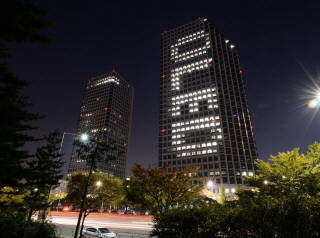 서울 여의도 쌍둥이빌딩에 올레드 알리기 점멸 광고가 실시된다. ⓒ LG전자