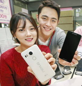 '넥서스 5x'는 고급형 카메라와 지문인식기능을 갖췄다. ⓒ LG전자