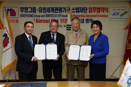 이중근 부영그룹 회장과 프란체스코 프란젤리 스텝재단 대표가 15일 서소문동 부영빌딩에서 업무협약 체결 후 기념촬영을 하고 있다. ⓒ 부영그룹