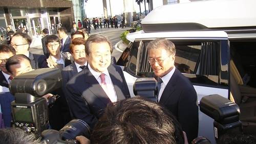 26일 전남 여수에서 다시 만난 김무성 새누리당 대표와 문재인 새정치민주연합 대표가 기자들 앞에서 악수하고 있다. = 지정운 기자