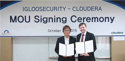 이용균 이글루시큐리티 부사장(사진 왼쪽)과 리차드 존스 클라우데라 APAC 부사장이 협약서를 교환하고 기념촬영을 하고 있다. ⓒ 이글루시큐리티