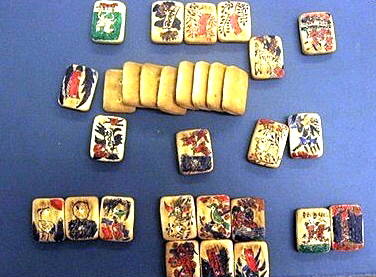 '군인들의 처절한 고스톱'이란 제목으로 한 포털사이트에 올라온 사진. 군대 보급품인 건빵에 화투 문양의 그림을 그려 넣은 모습이 우스꽝스럽다. ⓒ 네이버 블로그