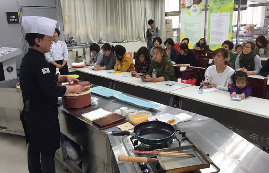 축제 참가자들이 김치명인들의 강의를 진지하게 듣고 있다. ⓒ 광주광역시