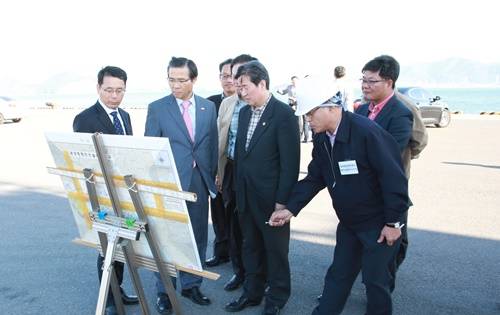 31일 광양항 컨테이너부두 3-2단계 건설현장을 방문한 윤학배 해양수산부 차관이 공사 관계자로부터 현황 설명을 듣고 있다. ⓒ 여수광양항만공사