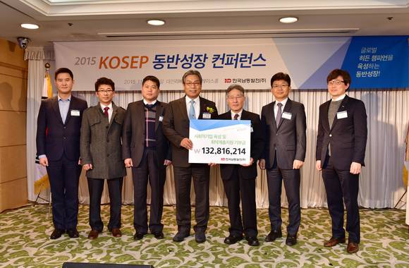 중앙, 남동발전 허엽 사장이 사회적기업활성화지원센터 안재웅 이사장에게 성과공유 수익금을 전달하고 있다. ⓒ 남동발전