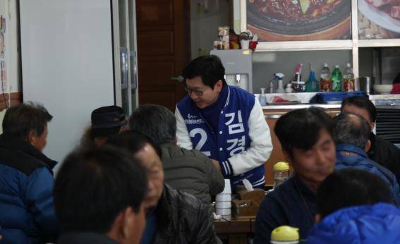 김경수 김해을 국회의원 예비후보가 새해 농업인 실용교육을 마친 참석자들과 점심식사 장소에서 대화를 나누고 있다. ⓒ 김경수 예비후보 선거사무소