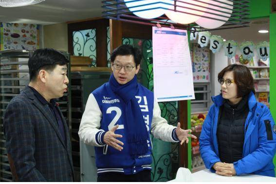김경수 김해을 국회의원 예비후보가 12일 오후 김해 내외동의 국제유치원을 방문해 시설을 둘러보고, 관계자와 대화를 나누고 있다. ⓒ 김경수 예비후보 선거사무소