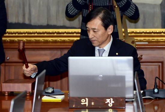 이주열 한국은행 총재가 16일 서울 중구 한국은행 본점에서 열린 금융통화위원회의에서 의사봉을 두드리고 있다. ⓒ 뉴스1