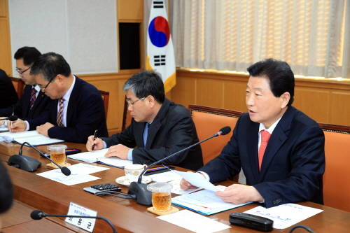 안상수 창원시장이 17일 오전 간부회의에서 "난폭·보복운전에는 수사의뢰를 기본방침으로 강력하게 대처하라"면서 '난폭·보복운전 근절대책' 마련을 지시했다. ⓒ 창원시청