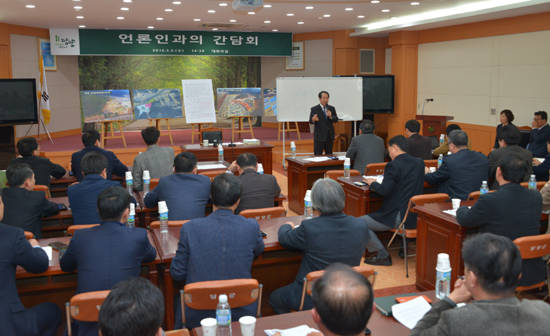 최형식 군수는 2일 오후 기자회견을 열고 메타프로방스사업 관련 소송에 관한 군의 공식 입장을 밝혔다. ⓒ 담양군