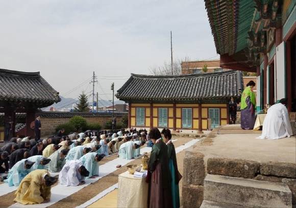 지역유림들이 문묘춘계석전을 거행했다. ⓒ 김해시청