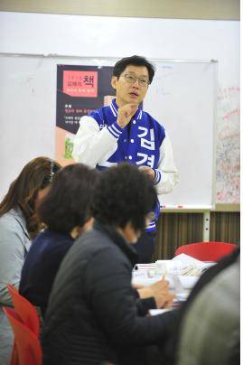 김경수 김해을 국회의원 예비후보가 15일, 작은 도서관장 모임에 참석해 작은도서관 정책에 대한 이야기를 나누고 있다. ⓒ김경수 김해을 국회의원 예비후보 선거사무소
