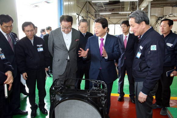 안상수 창원시장이 남창대 삼성공조 사장의 안내로 생산제품을 살펴보고 있다. ⓒ프라임경제