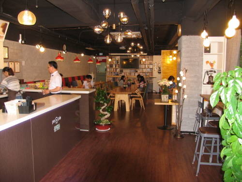 넓은 공간에서 차를 즐기며 오래 공부나 잡서칭 관련 활동을 해도 되는 마음편한 공간으로 꾸며졌다. = 임혜현 기자