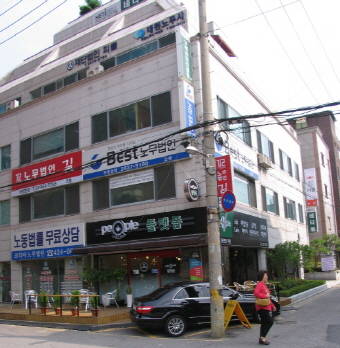 재단법인 피플이 자리한 2호선 영등포구청역 인근 건물의 1층에 잡카페 플랫폼이 최근 문을 열었다. = 임혜현 기자