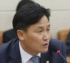 더민주가 근로소득세 면세점 해법 와중에 갈피를 못 잡고 있다. 이런 가운데 김영진 의원의 소득세법 개정안을 먼저 띄우고 세부안을 국민의당과의 정책 공조로 푸는 시나리오가 대두되고 있다. 사진은 김영진 의원. ⓒ 뉴스1