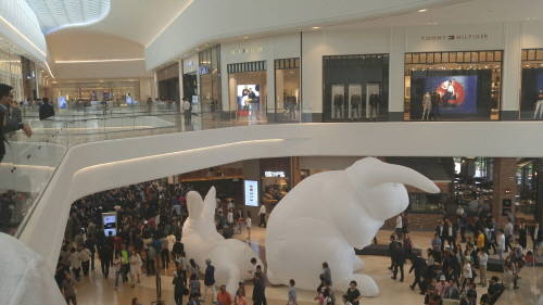 스타필드 하남이 쇼핑 외에도 힐링 등 다양한 복합 경험을 제공하는 공간으로 소비자들에게 다가선다. 사진은 9일 그랜드 오픈일 아침 몰려든 고객들. = 임혜현 기자