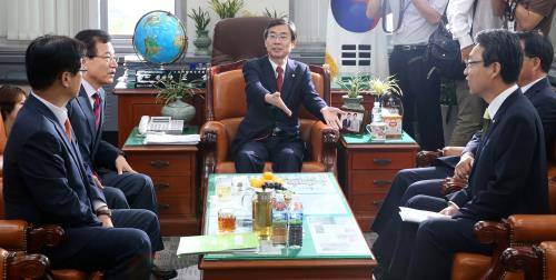 여야 3당 간사들이 28일 기재위 국감 정상화를 위한 비공개 회동을 진행했으나 합의에 이르지 못했다. ⓒ 뉴스1