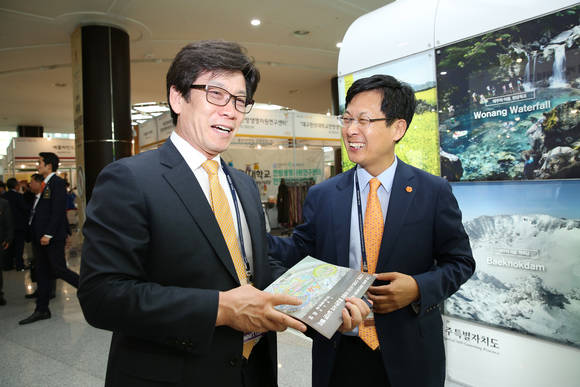 최성 고양시장이 제15차 세계한상대회에서 참가자들에게 고양시 스마트시티 사업을 홍보하고 있다. © 고양시청