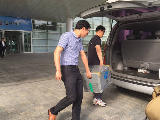 김용구 광주시 전 정책자문관 비리혐의를 수사 중인 검찰이 27일 오전 광주시청을 추가 압수수색했다. 검찰수사관이 이날 광주시청 입구에서 압수품을 옮기고 있다. = 김성태 기자