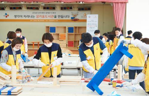 CJ주식회사 임직원들이 DIY가구만들기 봉사활동에 참여해 책장과 독서용테이블을 만들고 있다. ⓒ CJ주식회사