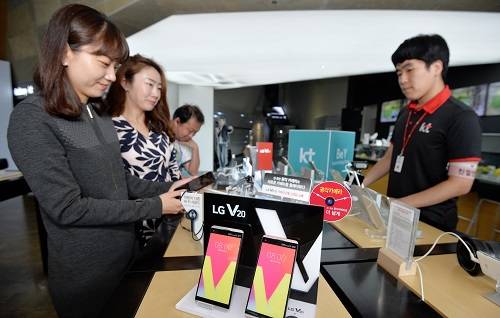 서울 광화문 KT올레스퀘어를 찾은 시민들이 LG V20을 살펴보고 있다. ⓒ 뉴스1