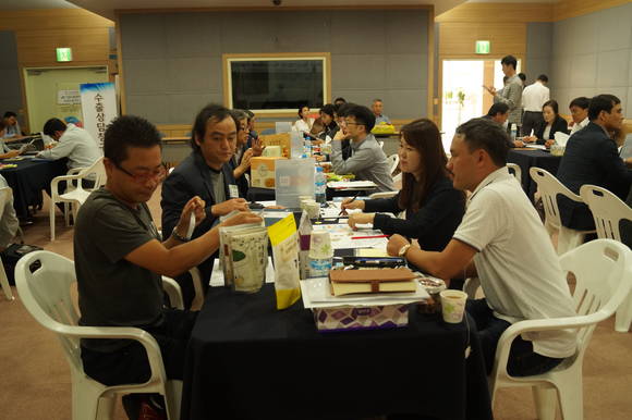 경남도내 농식품 업체들과 중동바이어들이 1:1 수출상담을 진행하고 있다. ⓒ 경남도청