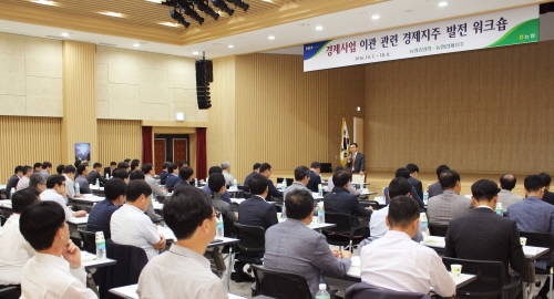 이상욱 농업경제대표이사가 토론회에 앞서 인사말을 하며 지역농축협과 상생 발전을 최우선으로 하여 농업인에게 실익을 주는 경제지주회사가 될 수 있도록 격의없이 토론하고, 사업 추진에 적극 반영할 수 있도록 당부하고 있다. ⓒ 농협중앙회