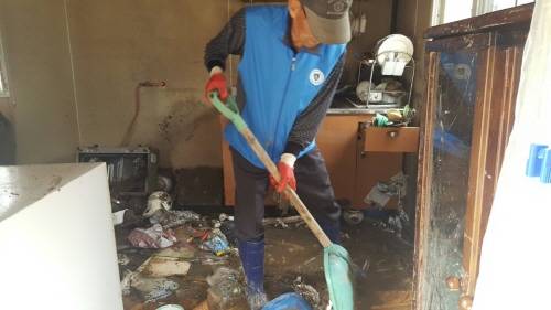 양평군자율방재단이 울산 울주군을 방문, 태풍 피해로 아수라장이 된 집안을 복구하고 있다. ⓒ 양평군