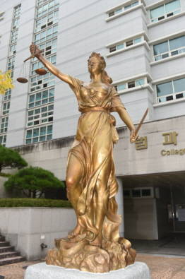 '정의의 여신상.' ⓒ 조선대학교