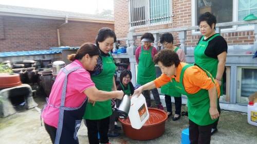 맛과 영양이 가득한 고추장처럼 우리사회도 그렇게 되기를 바란다는 부녀회 회원들의 모습. ⓒ 여주시청