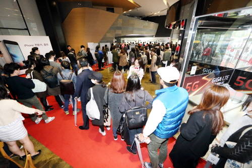 지난해 10월 광화문 KT스퀘어 내부에서 사전 예약 고객들이 줄을 서서 '아이폰6s·6s 플러스' 개통을 기다리고 있는 모습. ⓒ KT