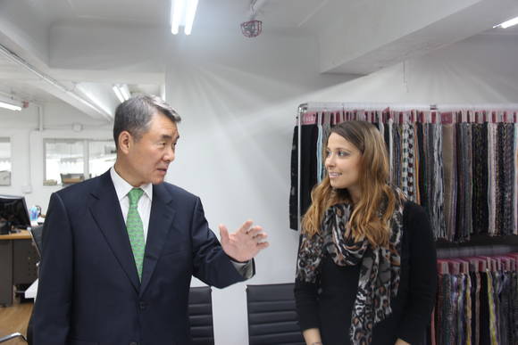 이창희 진주시장이 뉴욕에서 진주실크의 우수성과 원단에 대한 확신을 설명하고 있다. ⓒ 진주시청