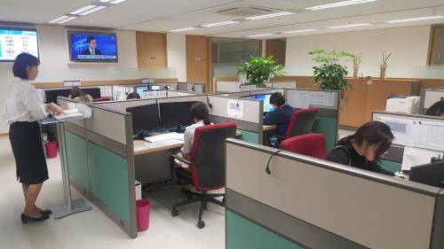 외교부 영사콜센터 전경. 교차 교육 중 통역상담사들이 교육을 받고 있다. = 하영인 기자