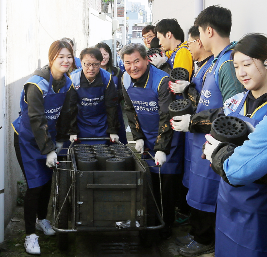 DGB금융그룹이 사랑의 연탄나눔 운동을 전개했다. ⓒ DGB금융그룹