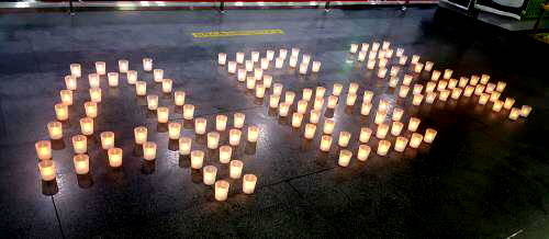 촛불로 464명의 희생자를 추모하고 있다. = 하영인 기자