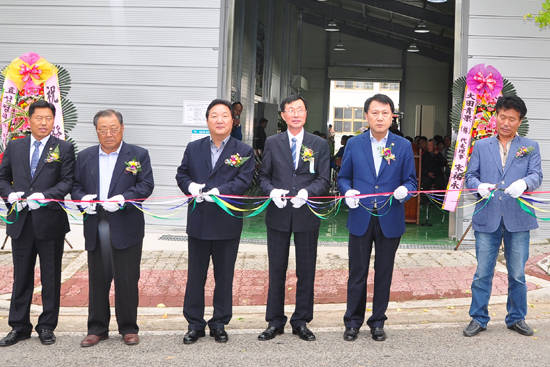 광주 동곡농협은 24일 광산구 하산동에서 이흥묵 농협광주본부장, 광주시의회 이정현 운영위원장, 동곡농협 강기동 통합작목회장과 농가 등 70여명이 참석한 가운데 산지유통센터 준공식을 개최했다. ⓒ 농협중앙회 광주지역본부