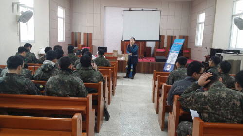 군부대를 찾은 이동금연클리닉 상담원이 장병들을 대상으로 강의를 하고 있다. ⓒ 광주시