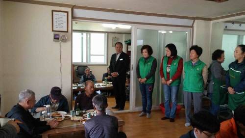 홀로 사시는 어리신들에게 따뜻한 밥상 한끼는 작지한 큰 고마움으로 다가온다. ⓒ 여주시