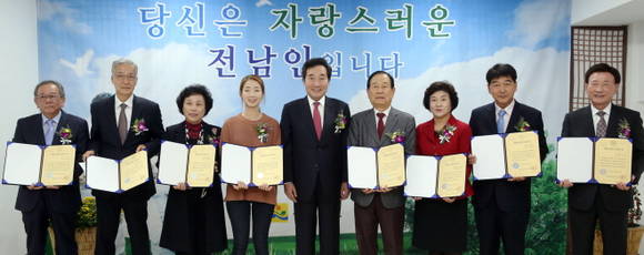 전라남도는 '자랑스러운 전남인 상' 수상자 9명을 선정, 25일 진도공설운동장에서 열린 제20회 도민의 날 기념식장 중 시상했다. ⓒ 전라남도