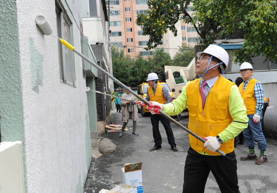 이은방 광주광역시의회 의장은 26일 오후 북구에서 ‘행복한 목수 봉사단’ 활동에 참여했다. ⓒ 광주광역시의회