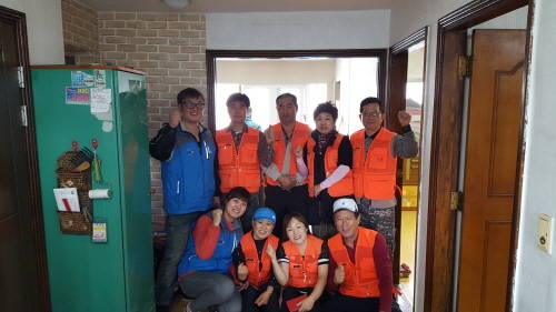 80대 노인부부 주거환경 개선에 힘을 모은 호평평내희망하우스 봉사단원들이 기념촬영을 하고 있다. ⓒ 남양주시